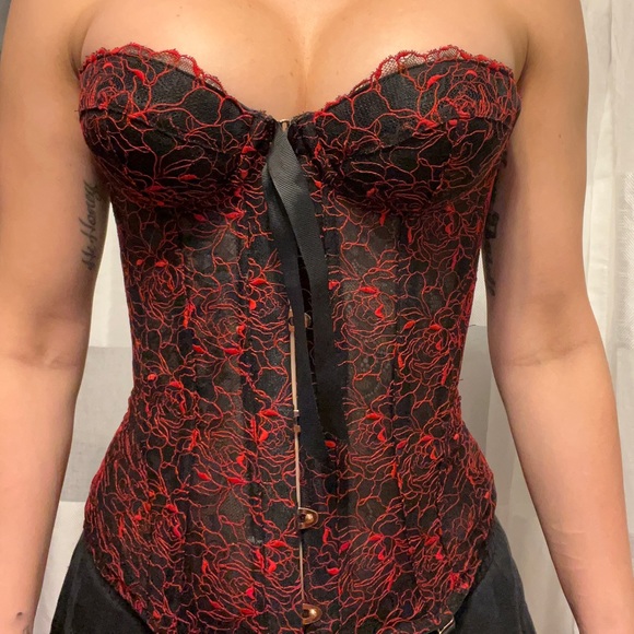 Red and black corset with metal boning. Never worn - Picture 4 of 4